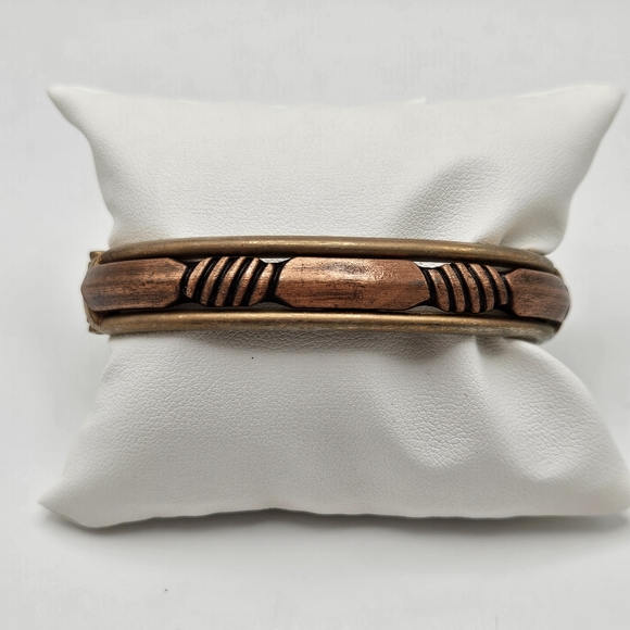 Vintage Jewelry - VINTAGE Copper Insert Hinged Oval Bangle Bracelet Made in Italy